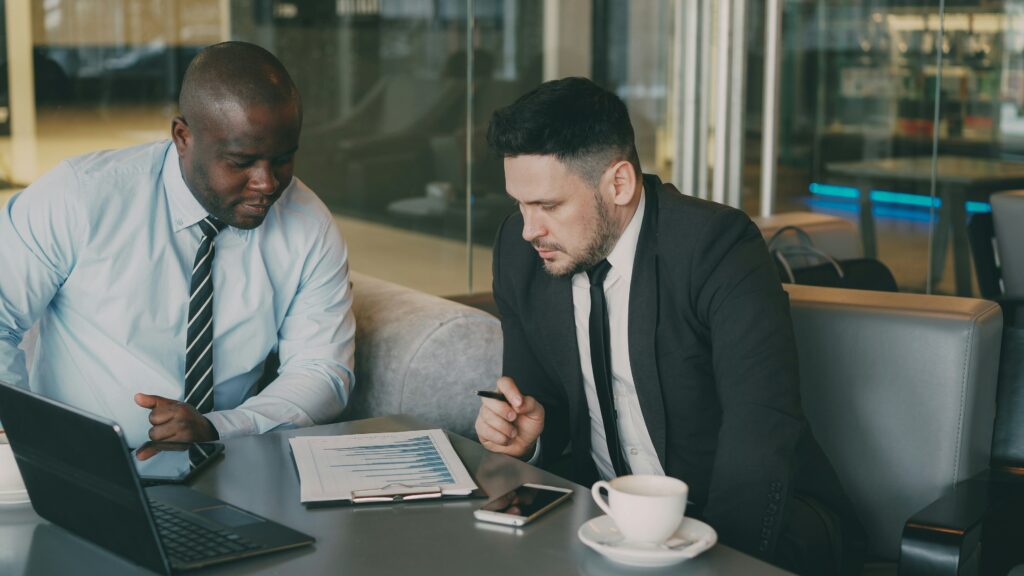Advisor meeting with a client over coffee