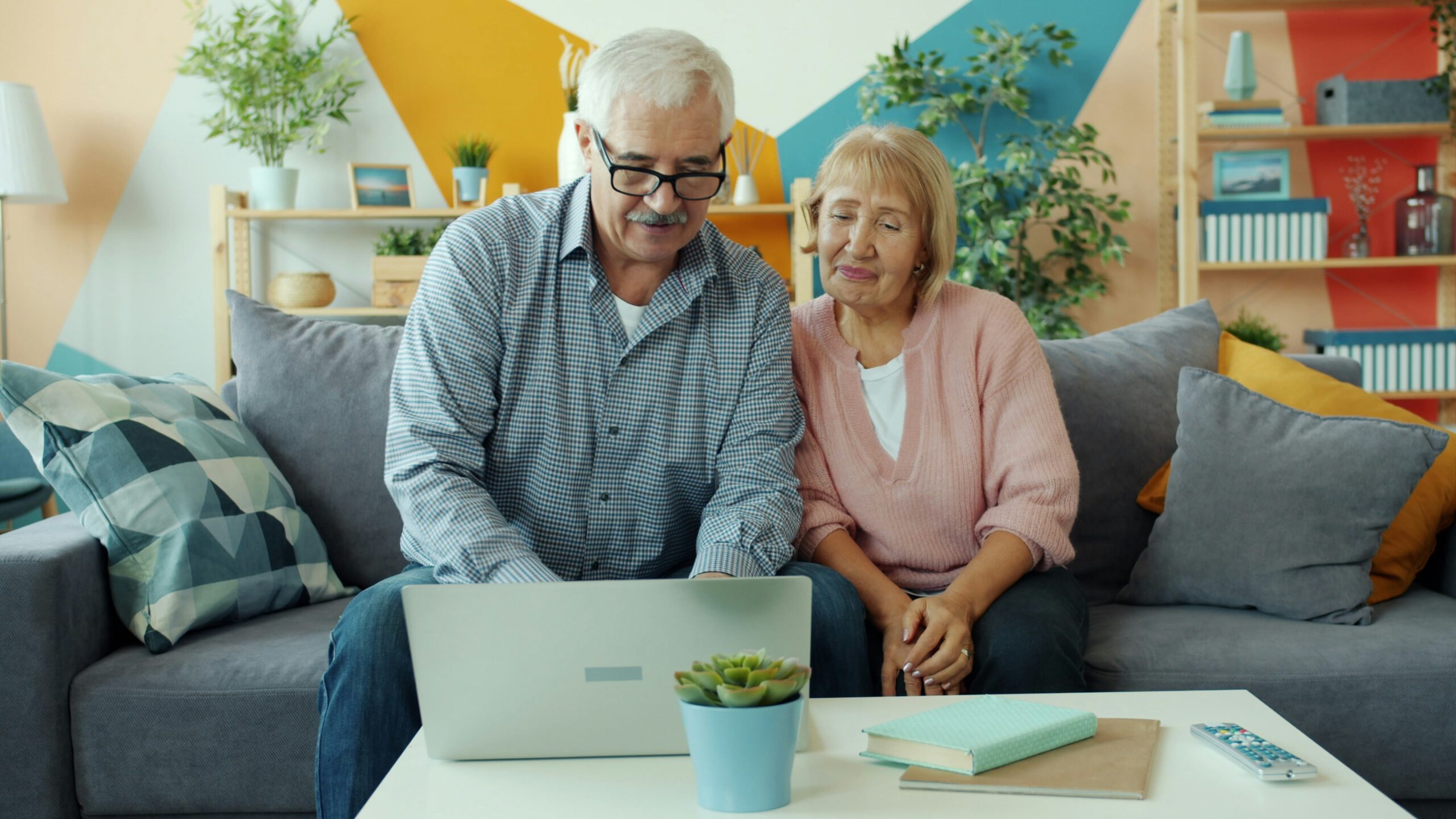 Florida seniors reviewing Medicare eligibility and enrollment periods together on a laptop at home.