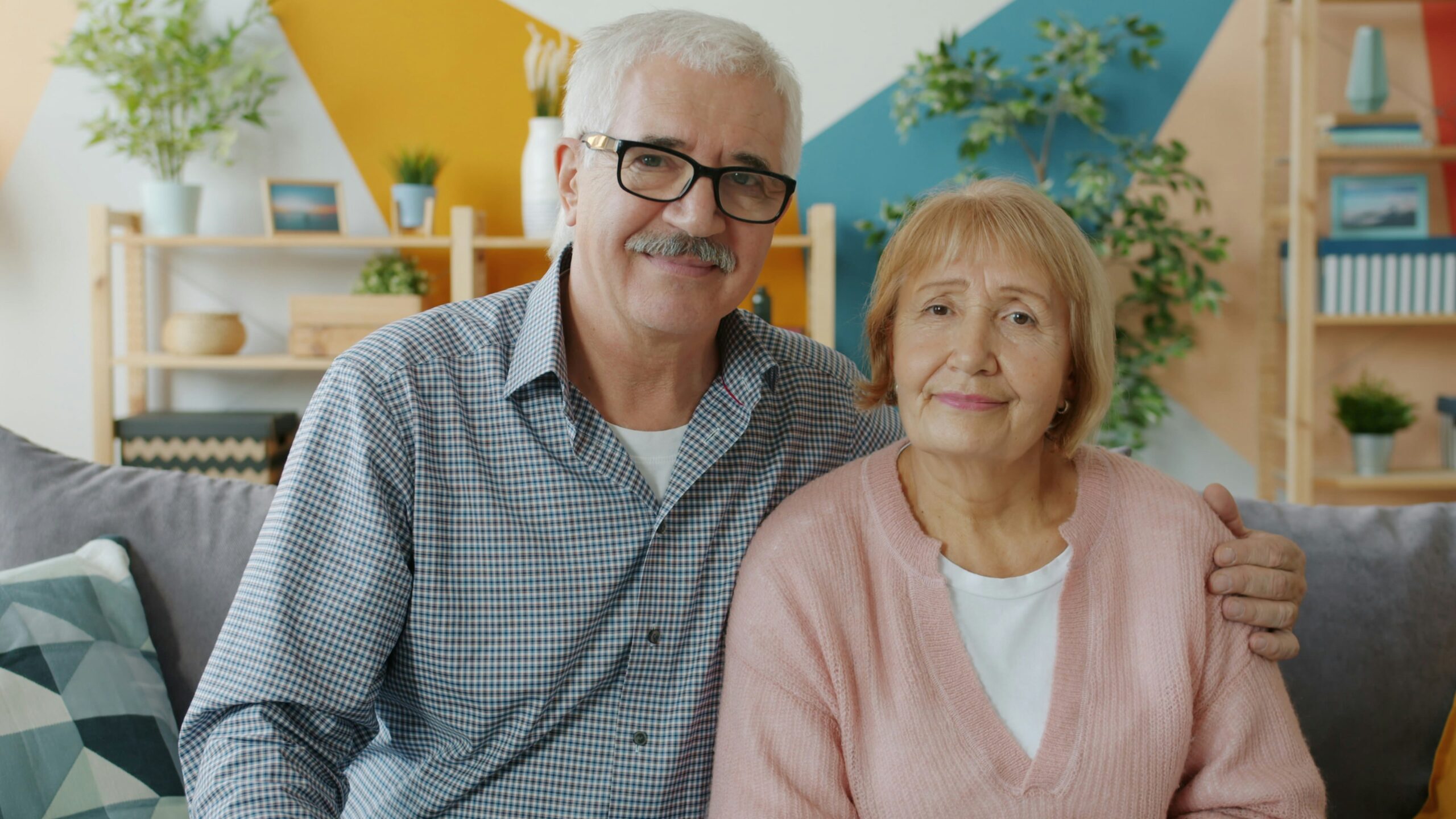 A senior couple at home, representing tailored health insurance options for the aging population in Florida.