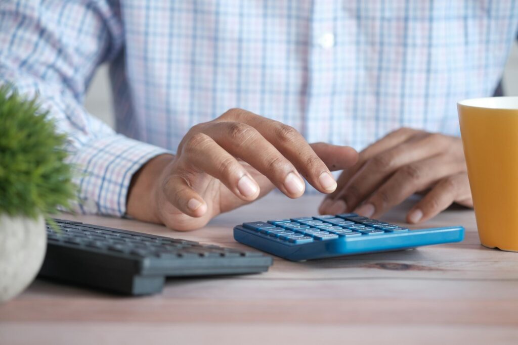 A man calculating the cost of health insurance in Florifa