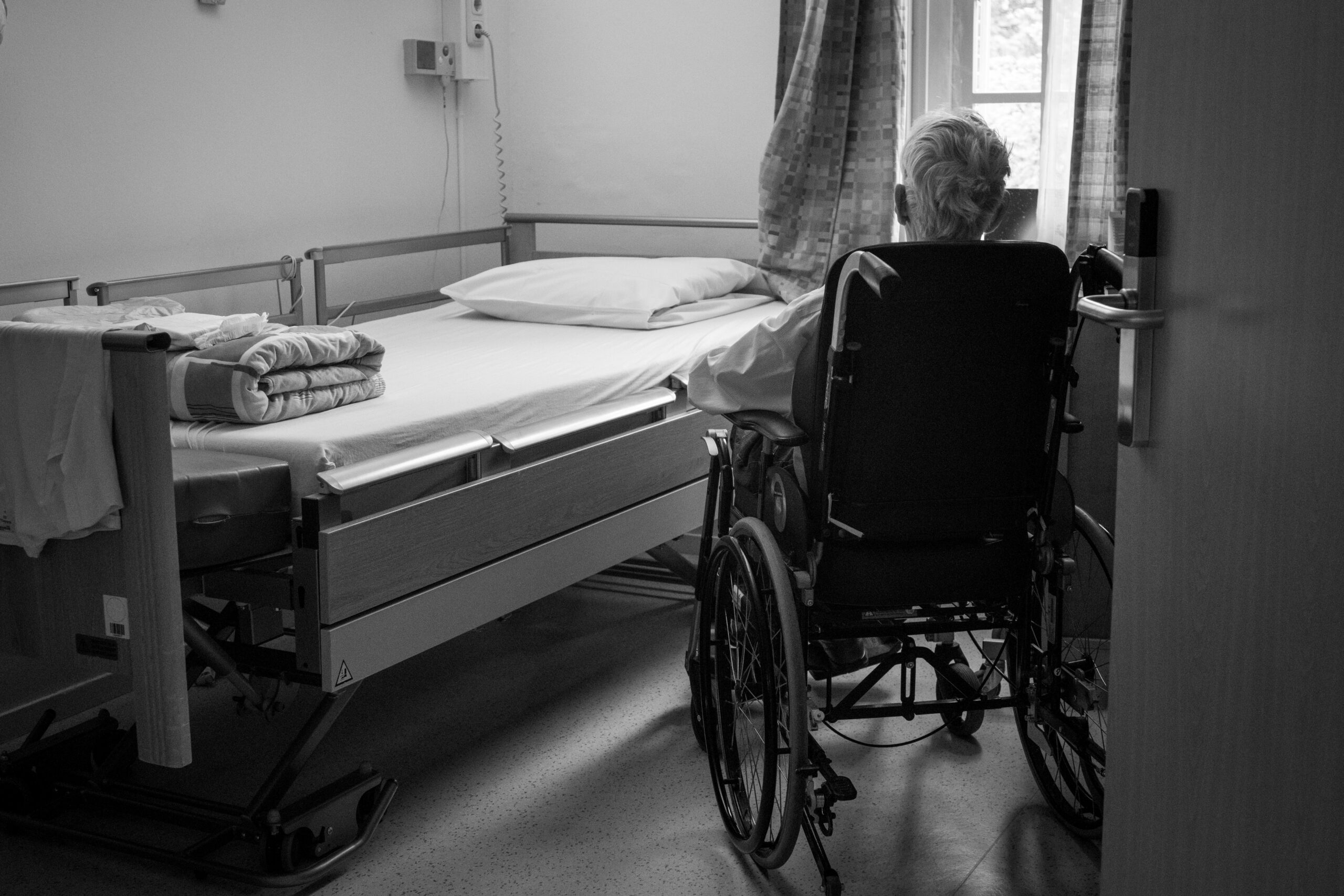 Senior patient in a Florida hospital room, highlighting Medicare Part A hospital stay costs and coverage considerations for 2026.