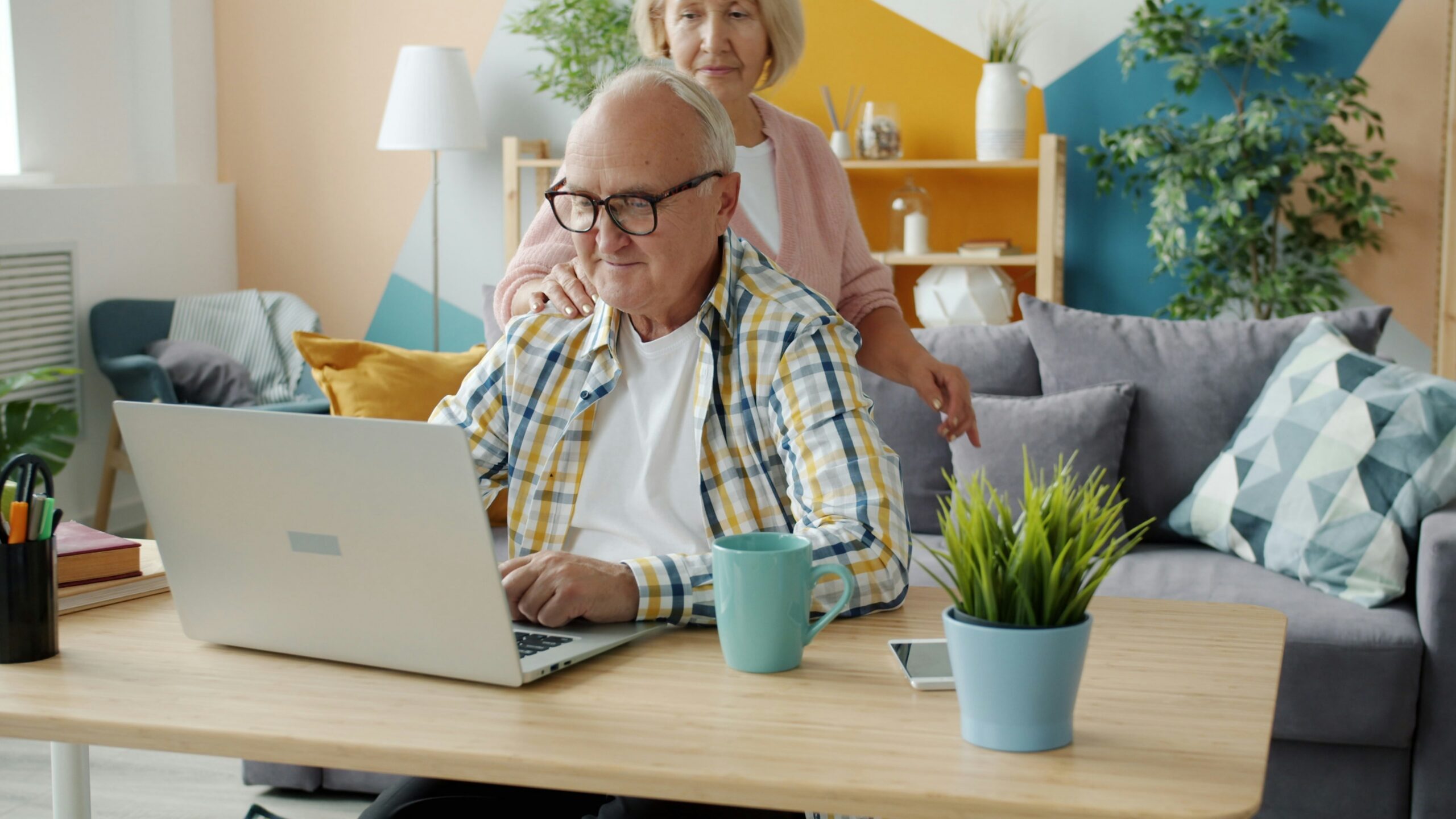Seniors using a laptop to understand Medicare Supplemental Plans | ProCare Consulting Seniors using a laptop to understand Medicare Supplemental Plans
